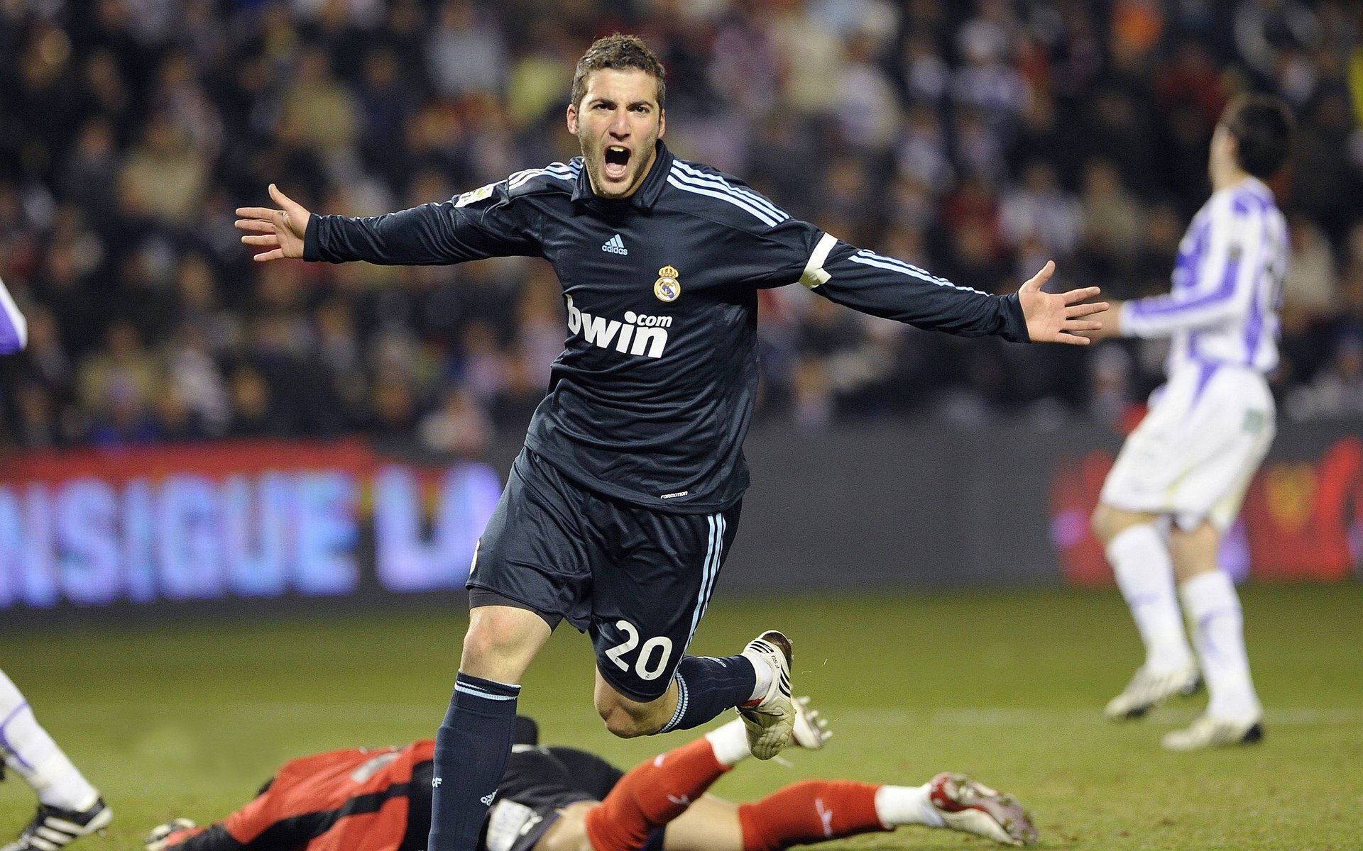 “高校毕业季最后一次校园跑” 毕业生挤满操场告别校园